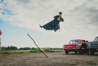 V estonské komedii The Invisible Fight se mladý voják začne učit kung-fu u mnichů ze SSSR